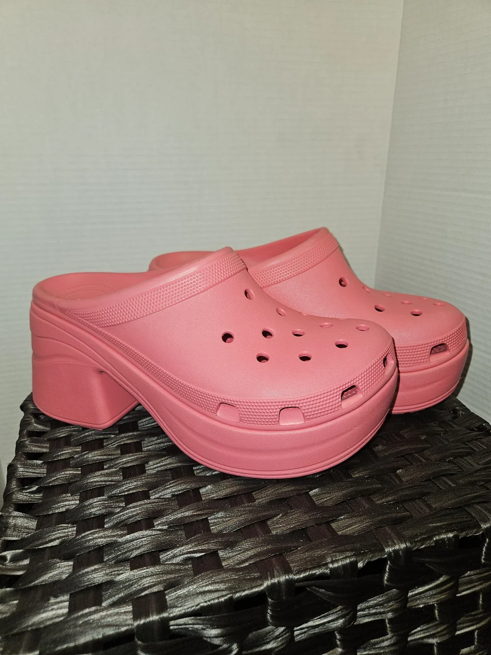 CROCS Sirens Platform Clog Mules in Bright Pink